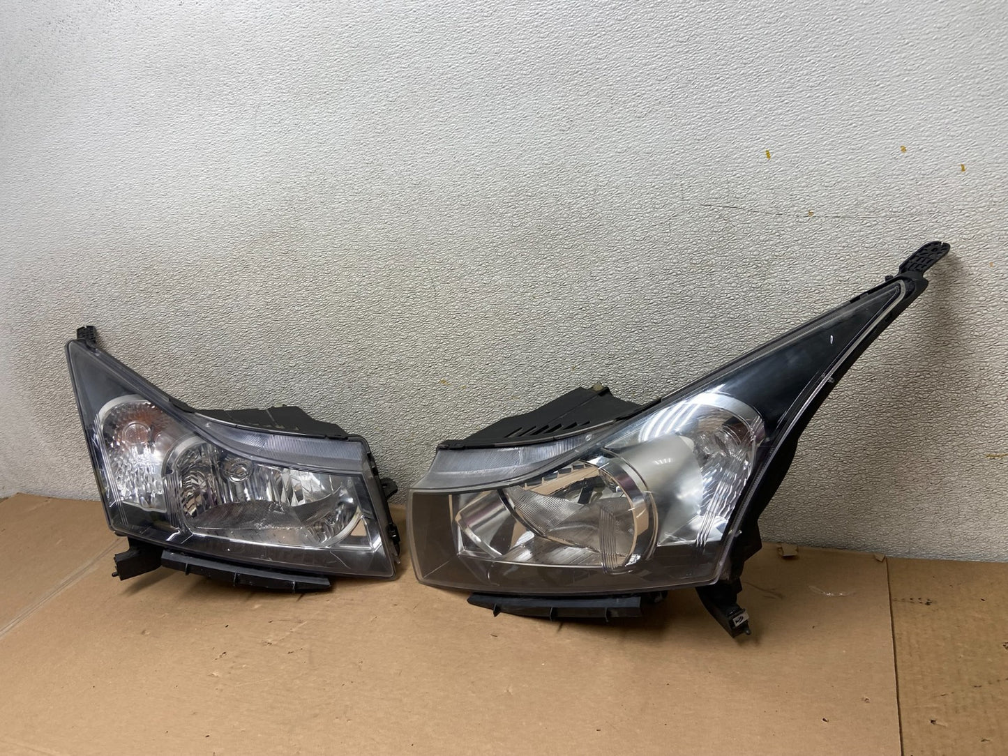2011 to 2015 Chevrolet Cruze Halogen Left+Right Set Headlights AA9866 DW1