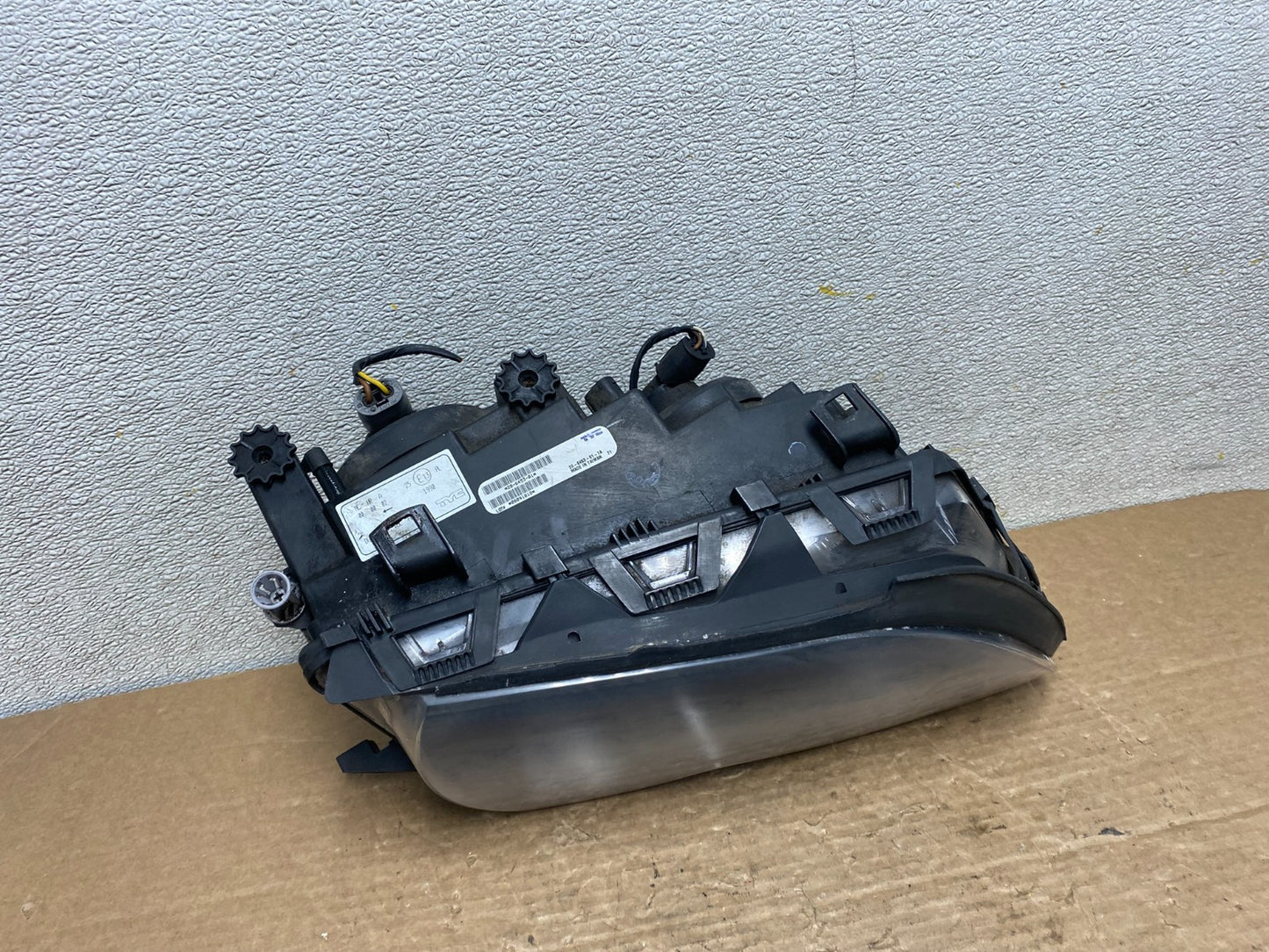 2002 to 2005 BMW 3 E46 Sedan Right Passenger RH Halogen TYC Headlight Z2904 DW6