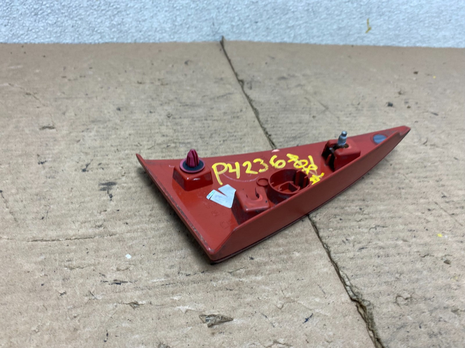 2004-2005 Mitsubishi Endeavor Right Passenger Rh Inner Tail Light Oem P42363