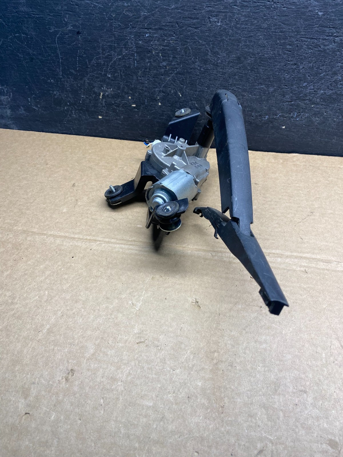 2016 - 2018 Kia Sorento Rear Glass Windshield Wiper Motor AF6884 DG2