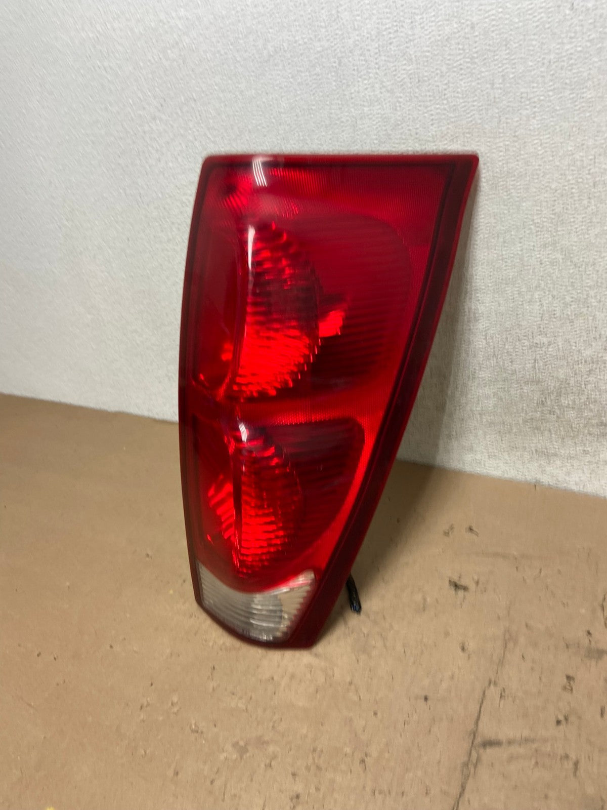 2002 - 2006 Chevrolet Avalanche Right Passenger Rh Side Tail Light AG5625 LK1