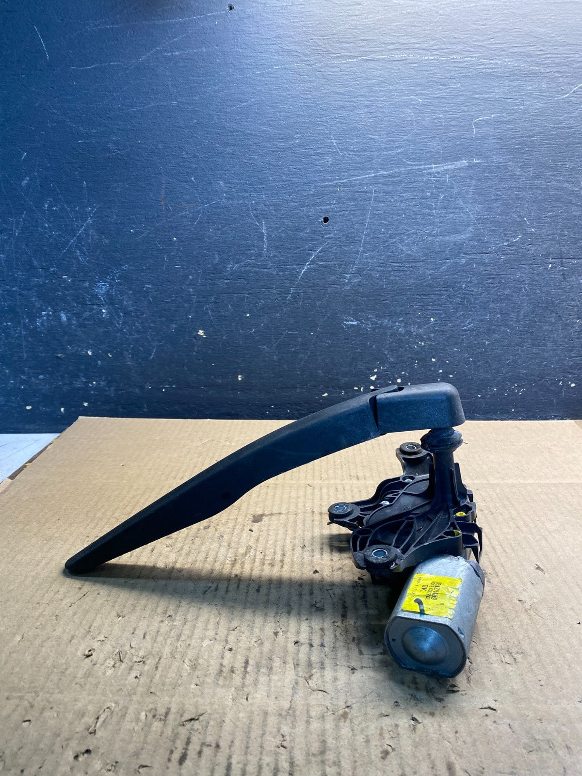 2011 to 2019 Ford Explorer Rear Windshield Wiper Motor OEM z4773 DG2