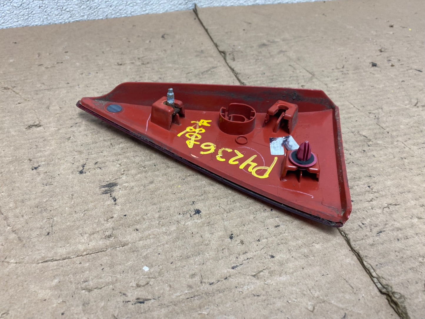 2004-2005 Mitsubishi Endeavor Right Passenger Rh Inner Tail Light Oem P42364
