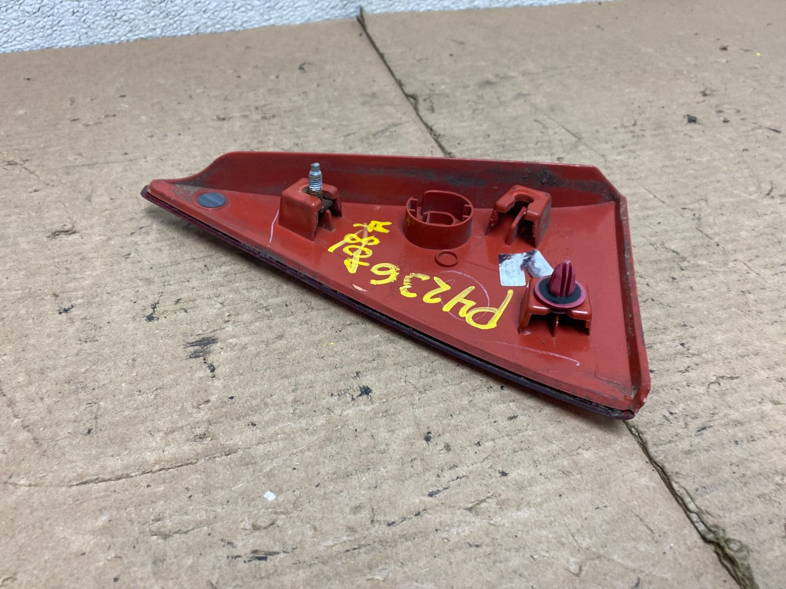 2004-2005 Mitsubishi Endeavor Right Passenger Rh Inner Tail Light Oem P42364