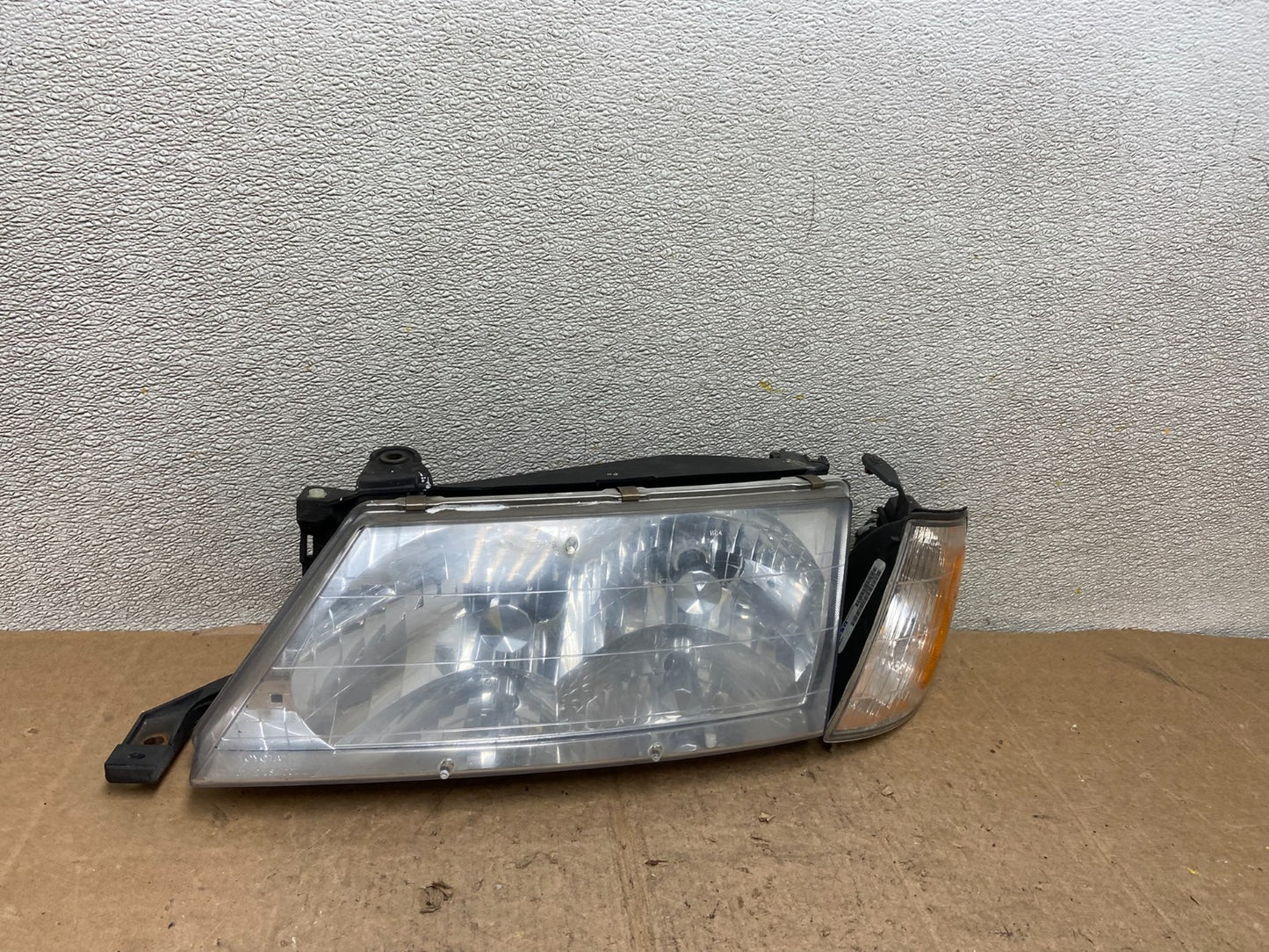 1998 to 1999 Toyota Avalon Left Driver LH Halogen Headlight Oem AA4131 DW0