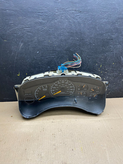 2002 GMC Yukon Speedometer Cluster Gauge Oem t9302 DG0