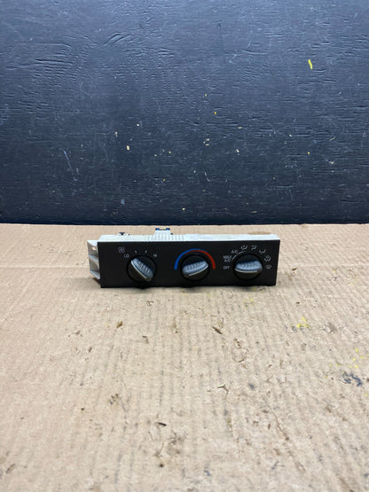 2001 - 2007 GMC Chevrolet Express 1500 Climate Control A/C M8287 DG0