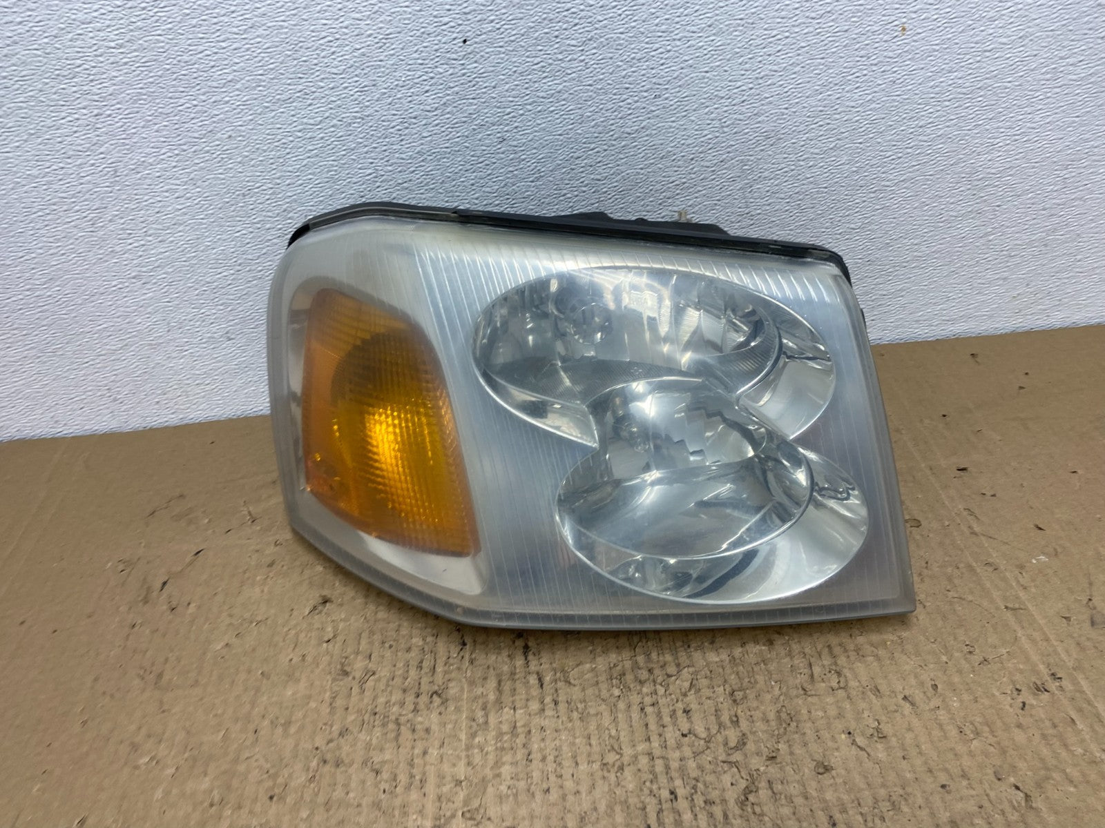 2002 to 2009 Gmc Envoy Right Passenger RH Side Headlight Halogen AC4145 DW0