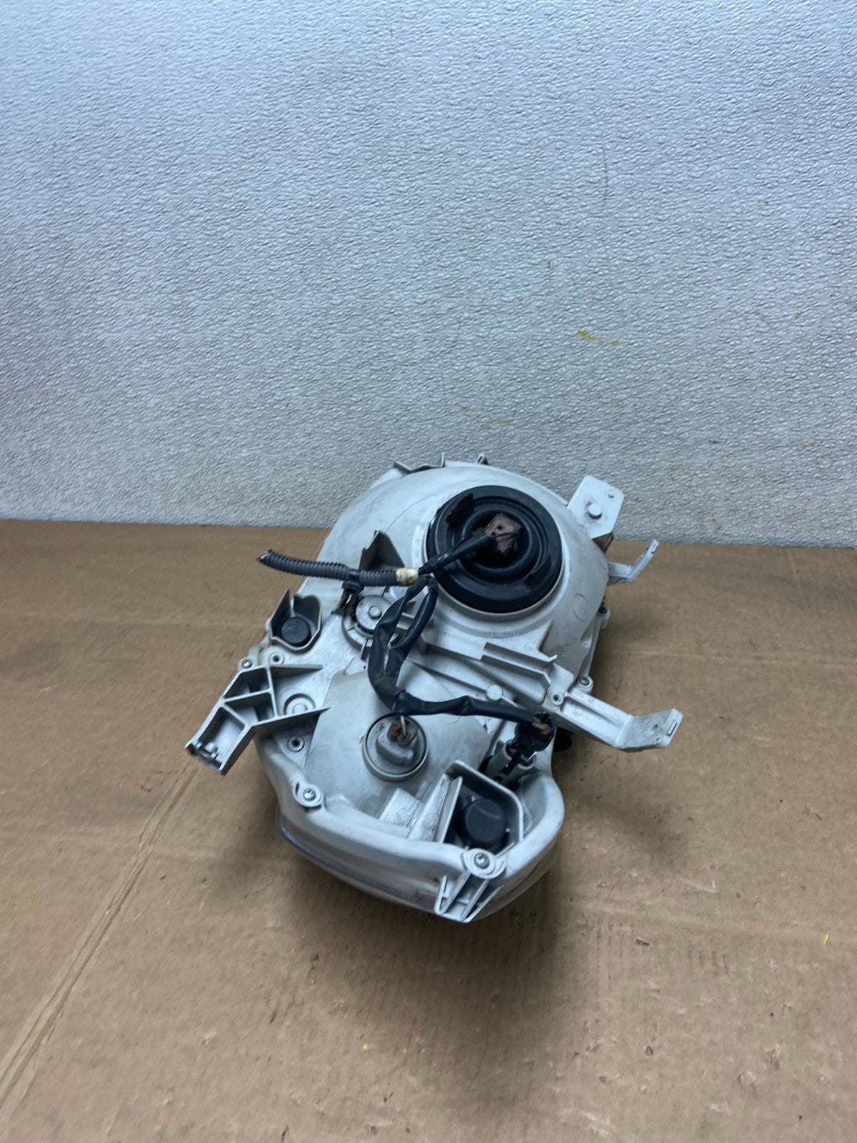 2008-2010 Toyota Highlander Hybrid Right Passenger Blue Headlight Y5636 DG5