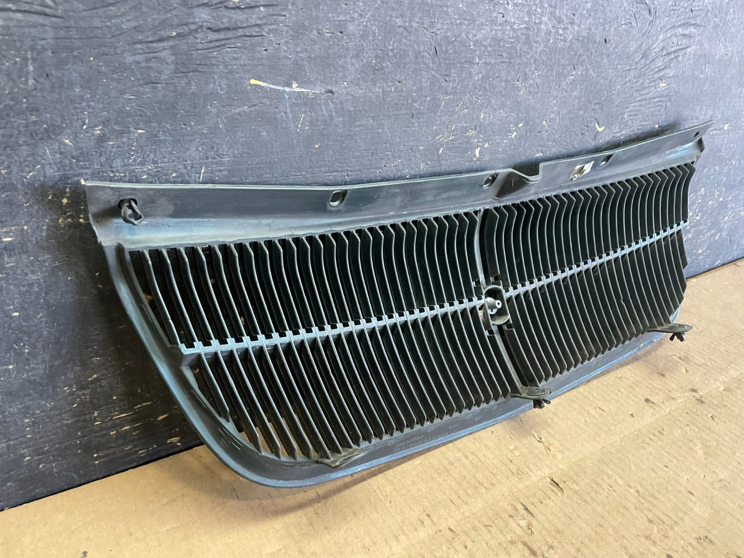 1995 - 1998 Chrysler Cirrus 95-96 Dodge Stratus Chrome Grille AA5982 DG4