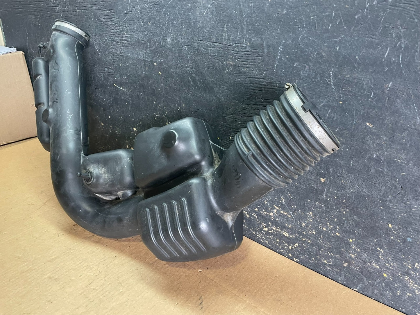 2011 - 2013 Dodge Durango 3.6L Resonator Air Intake Tube Z8223 DG2