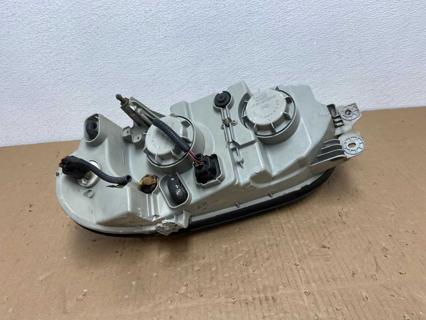 2002 to 2005 Kia Sedona Right Passenger RH Side Headlight AB6631 DG5