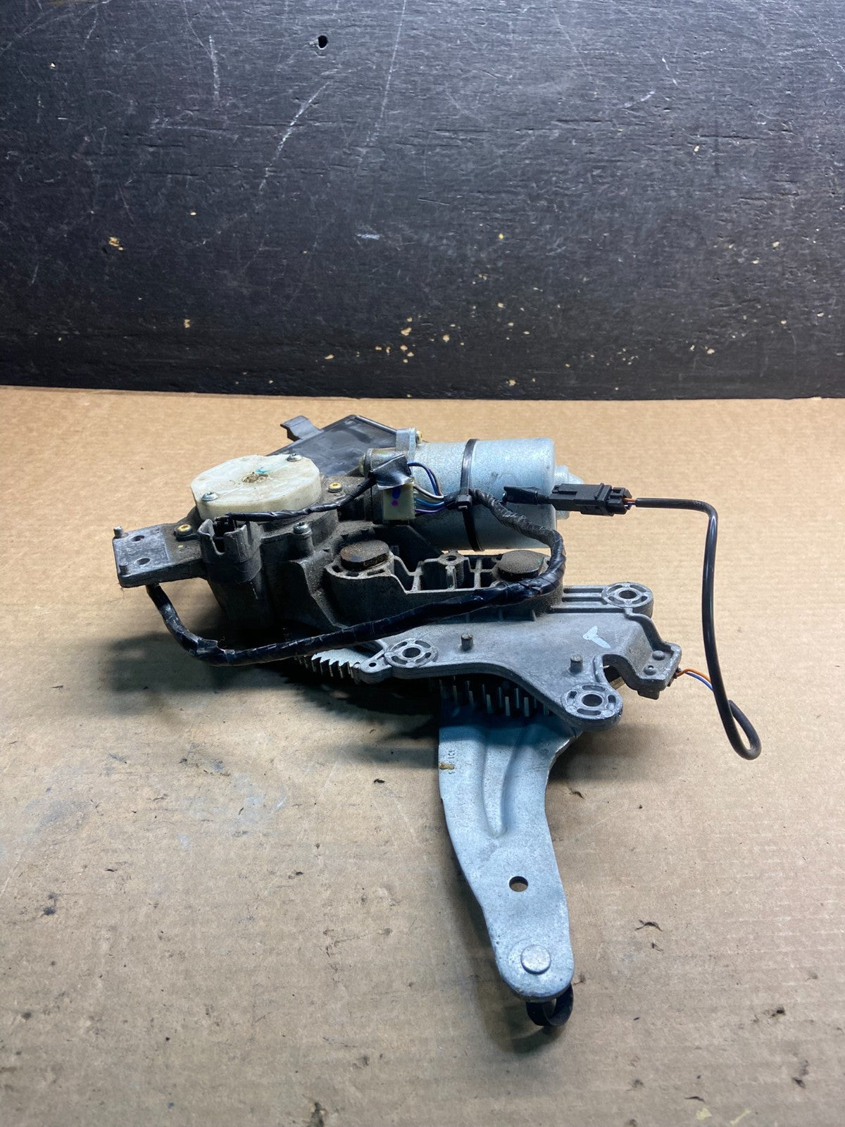 2009 to 2016 GMC Acadia Rear Trunk Liftgate Power Motor Actuator OEM z9180 DG0