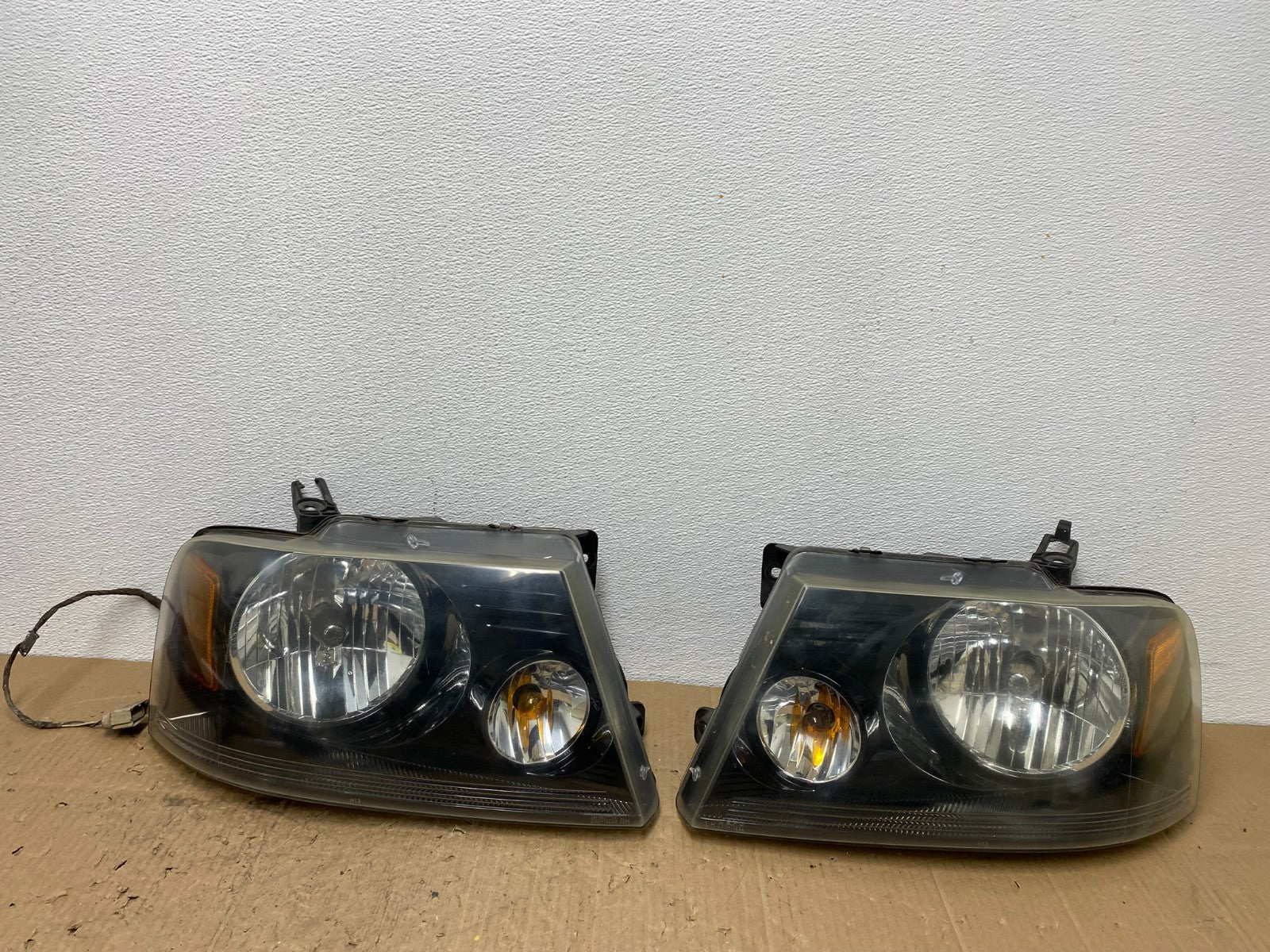 2004 to 2008 Ford F-150 F150 Left+Right Halogen Headlights AC0152 DW0