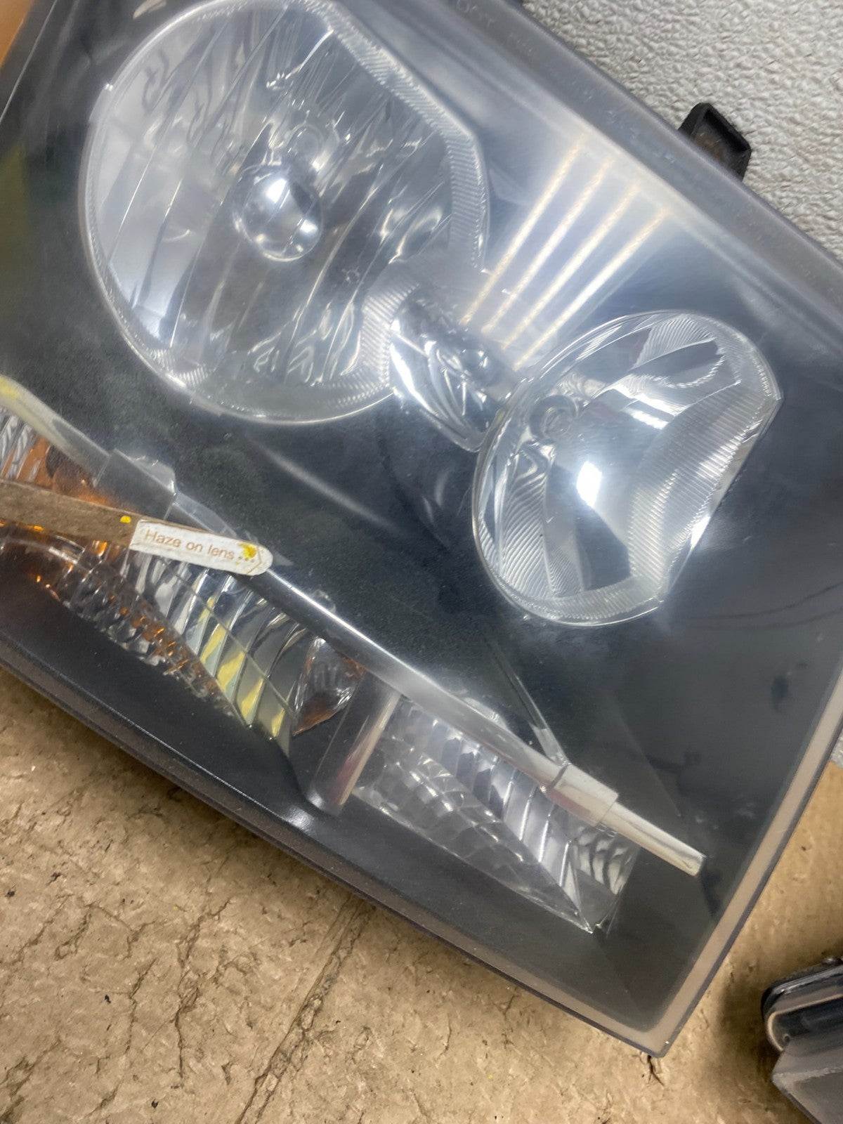 2007 to 2013 Chevrolet Suburban Tahoe Left+Right Set Headlights V3853 DW8