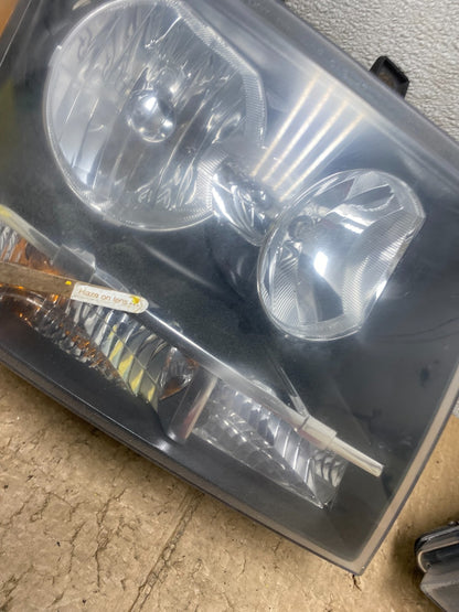 2007 to 2013 Chevrolet Suburban Tahoe Left+Right Set Headlights V3853 DW8