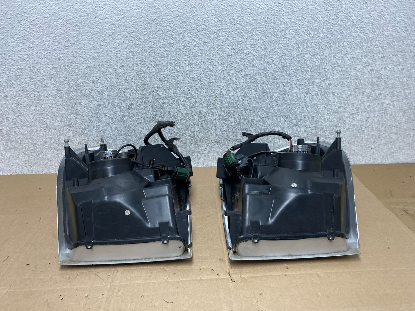 2004 - 2005 Dodge Durango Left+Right Side Headlights AE5074 DW9