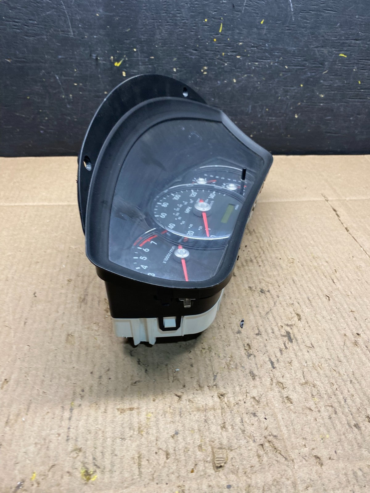 2008 - 2011 Mitsubishi Endeavor Speedometer Cluster Gauge 8100a982 R6180 DG2