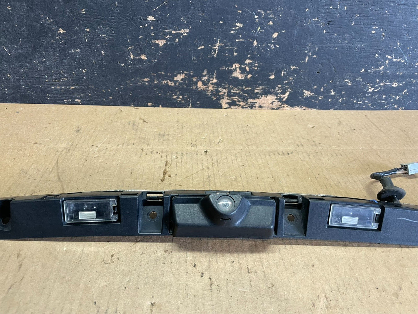 2011 to 2014 Ford Explorer Rear Tailgate Gate Trim Bracket With Camera z8257 DG3