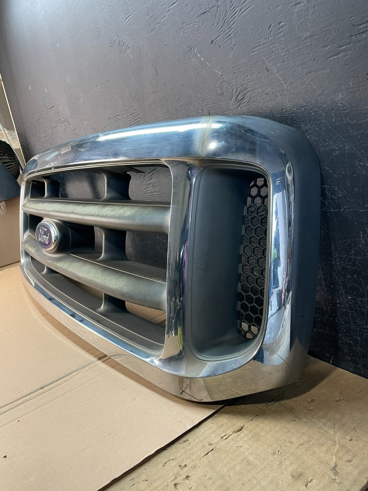 1999 to 2004 Ford F250 Super Duty Front Upper Grill Grille ad8332 DG1