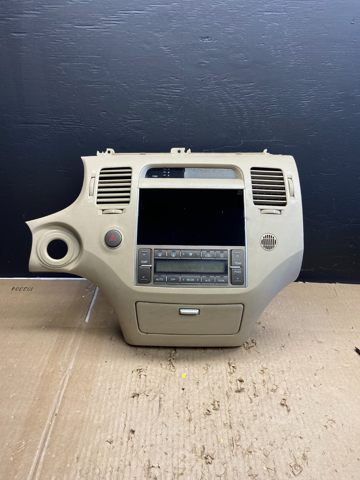 2006 to 2011 Hyundai Azera Radio Climate Control Trim Panel Bezel AB5791 DG0