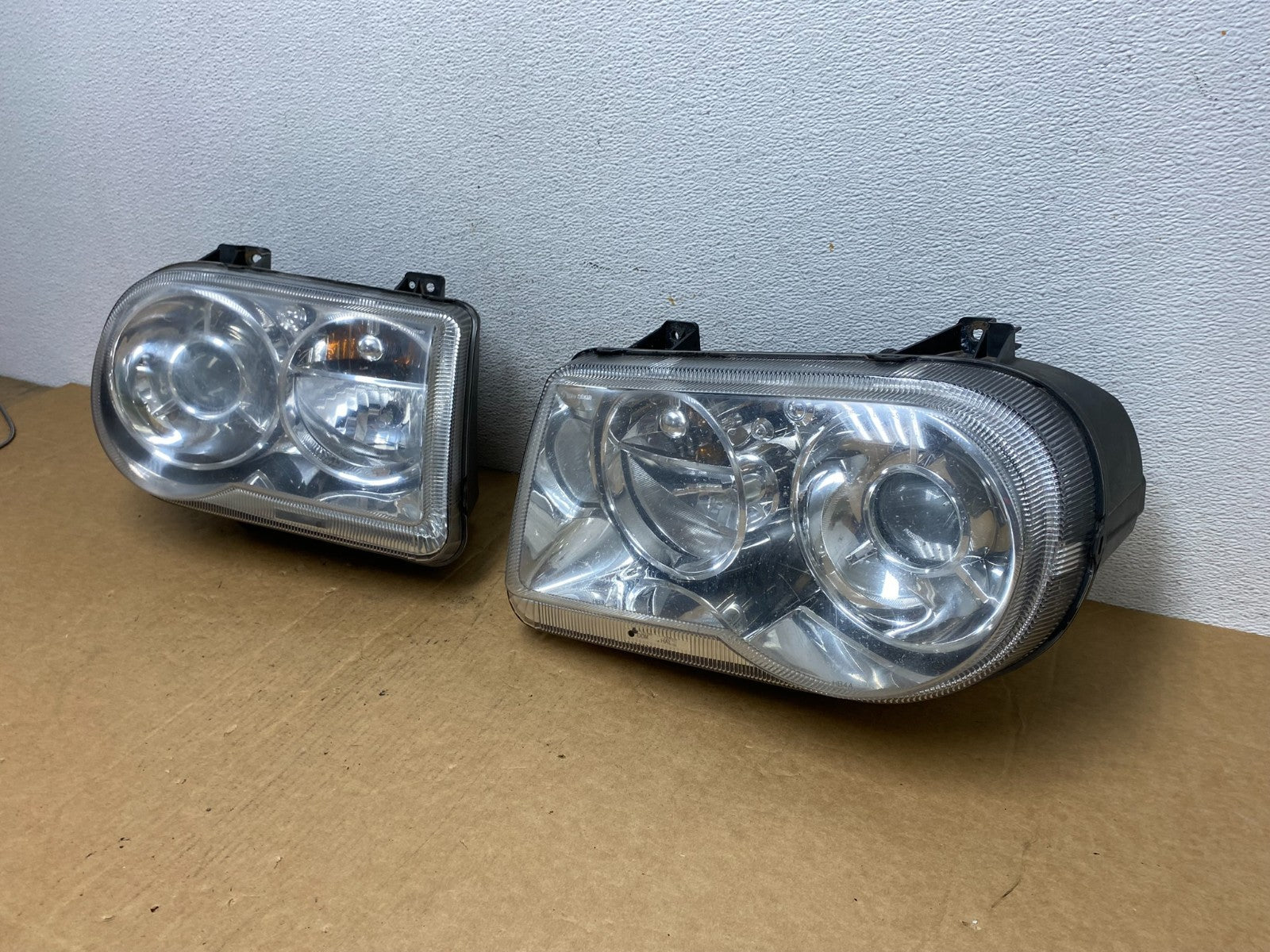 2005 to 2010 Chrysler 300C Left+Right Side Halogen Headlights AD4543 DW1