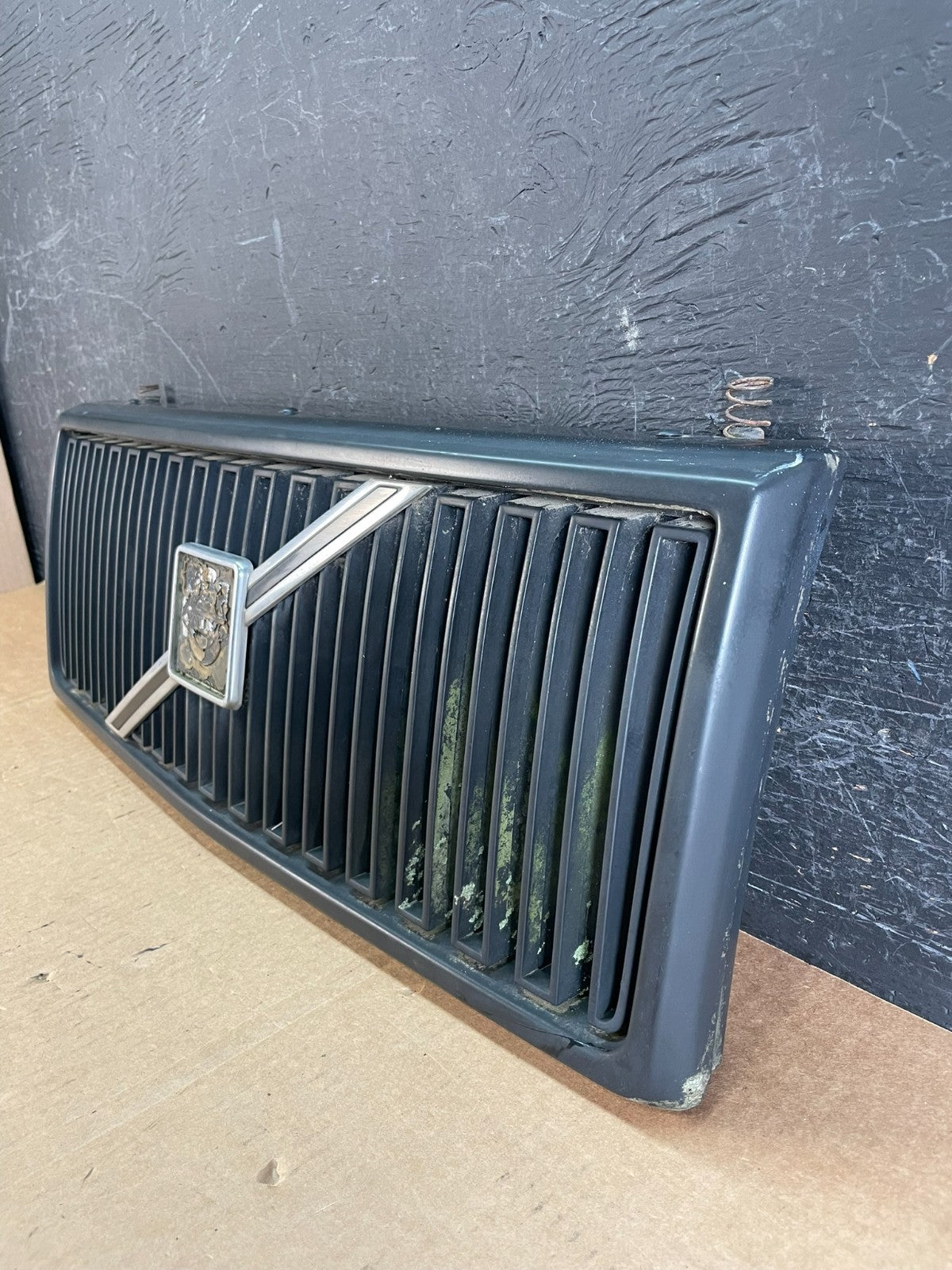 1985 to 1989 Volvo 240 Front Grille W/Emblem 1312657 AE84251
