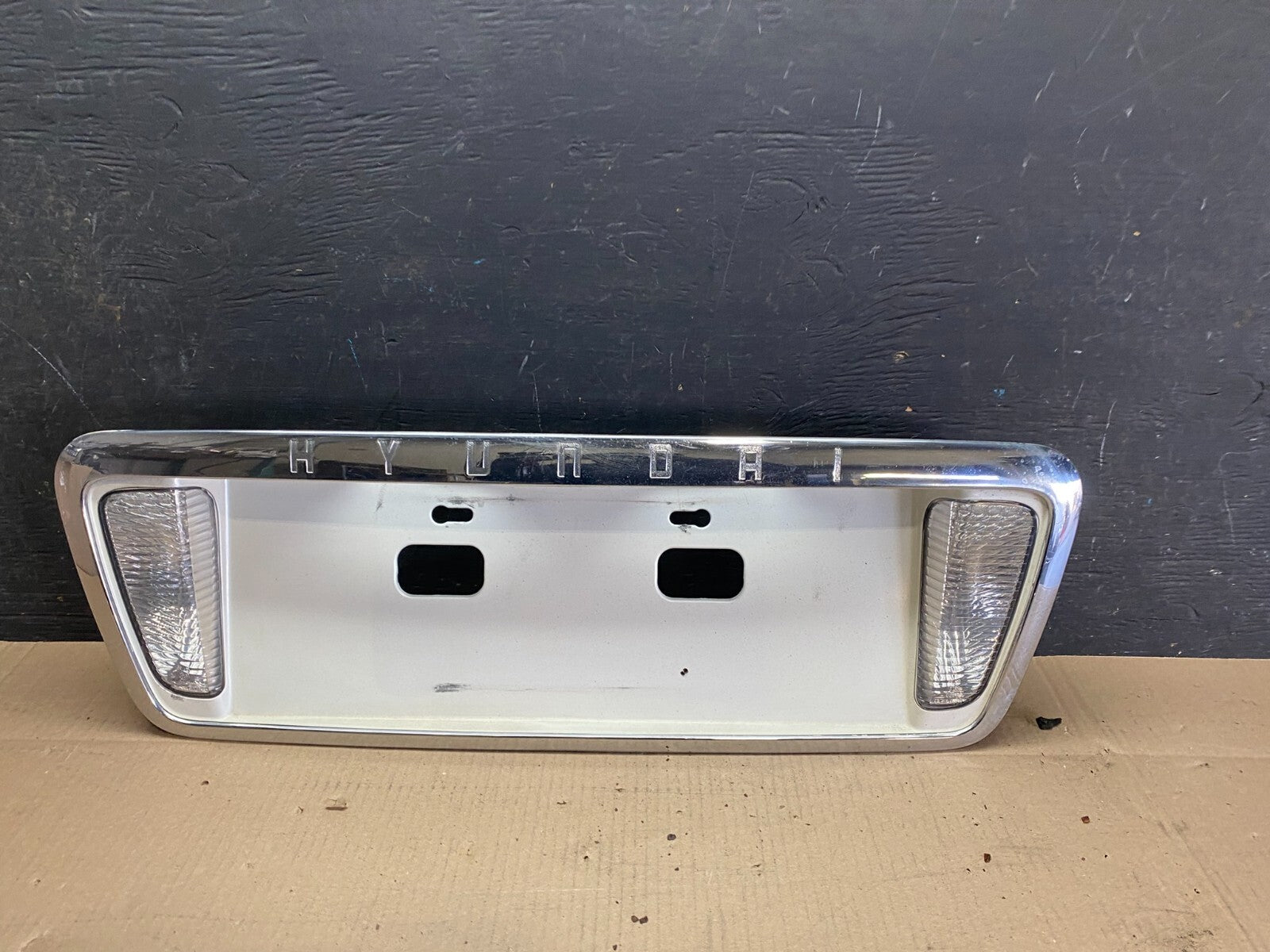 2003 - 2005 Hyundai Xg Trunk Lid Trim License Panel W Reverse Light i7414 DG0
