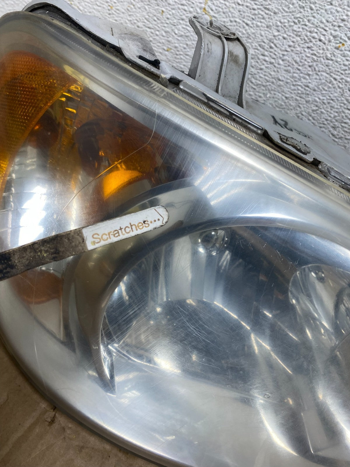 2002 to 2005 Kia Sedona Left+Right Side Headlights AI8165 DW3