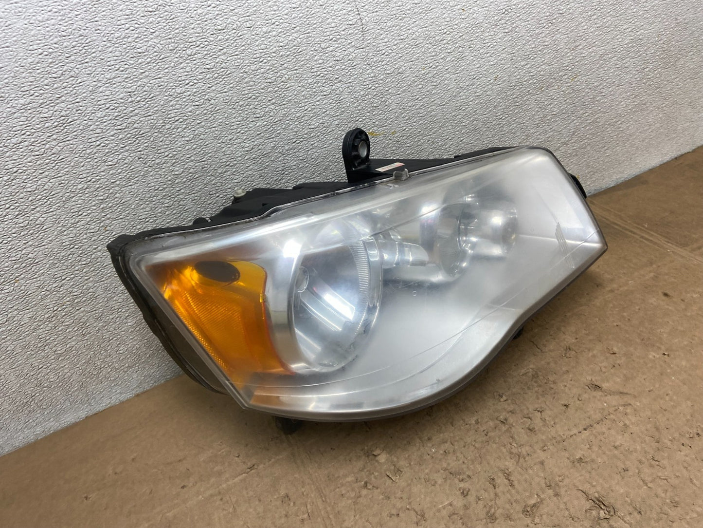 2011 to 2016 Chrysler Town and Country Right Passenger Headlight Y8208 DW2