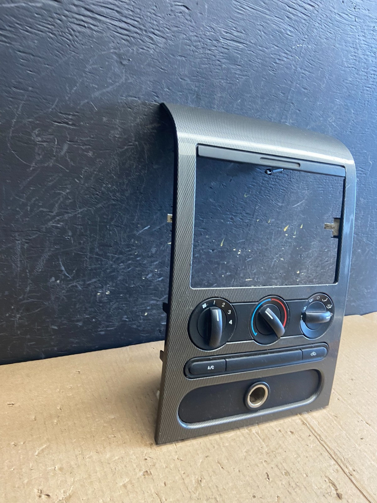 2004 to 2008 Ford F150 Radio Climate Dash Bezel Surround Black ae3996 DG2