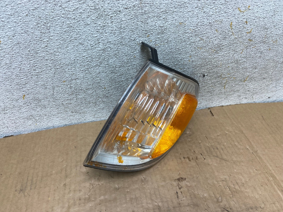 2005 to 2006 Toyota Tundra Left Driver LH Side Turn Signal Light AI7956 LK2