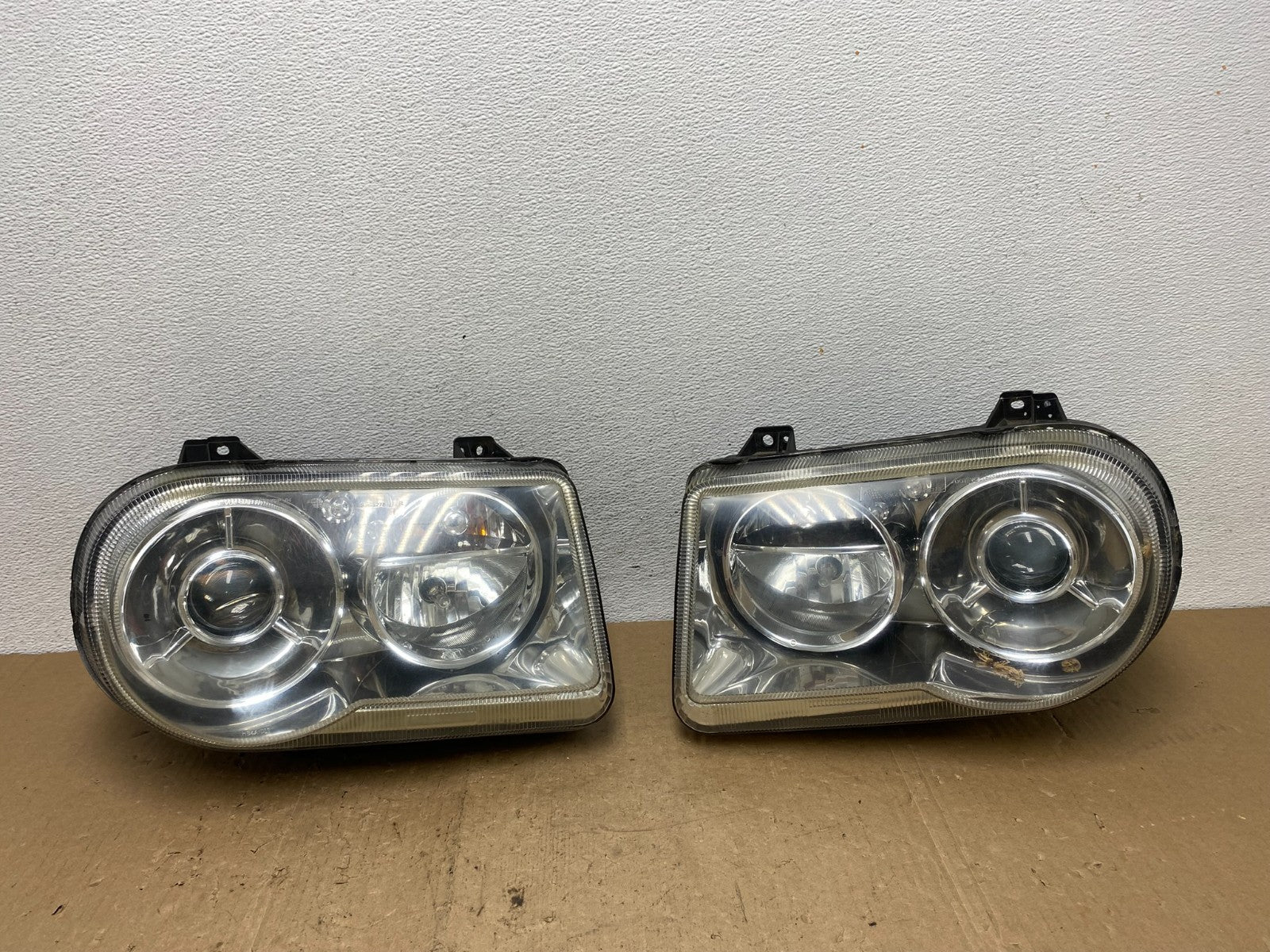 2005 to 2010 Chrysler 300C Left+Right Side Halogen Headlights AC6042 DW0