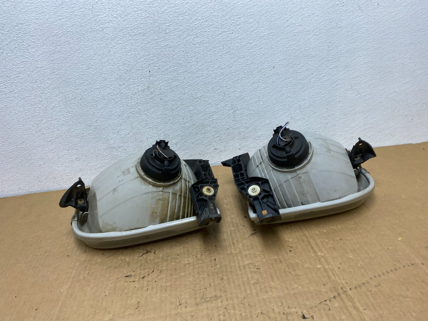 2001-2004 Toyota Sequoia Left+Right Side Halogen Headlights AC7717 DW7