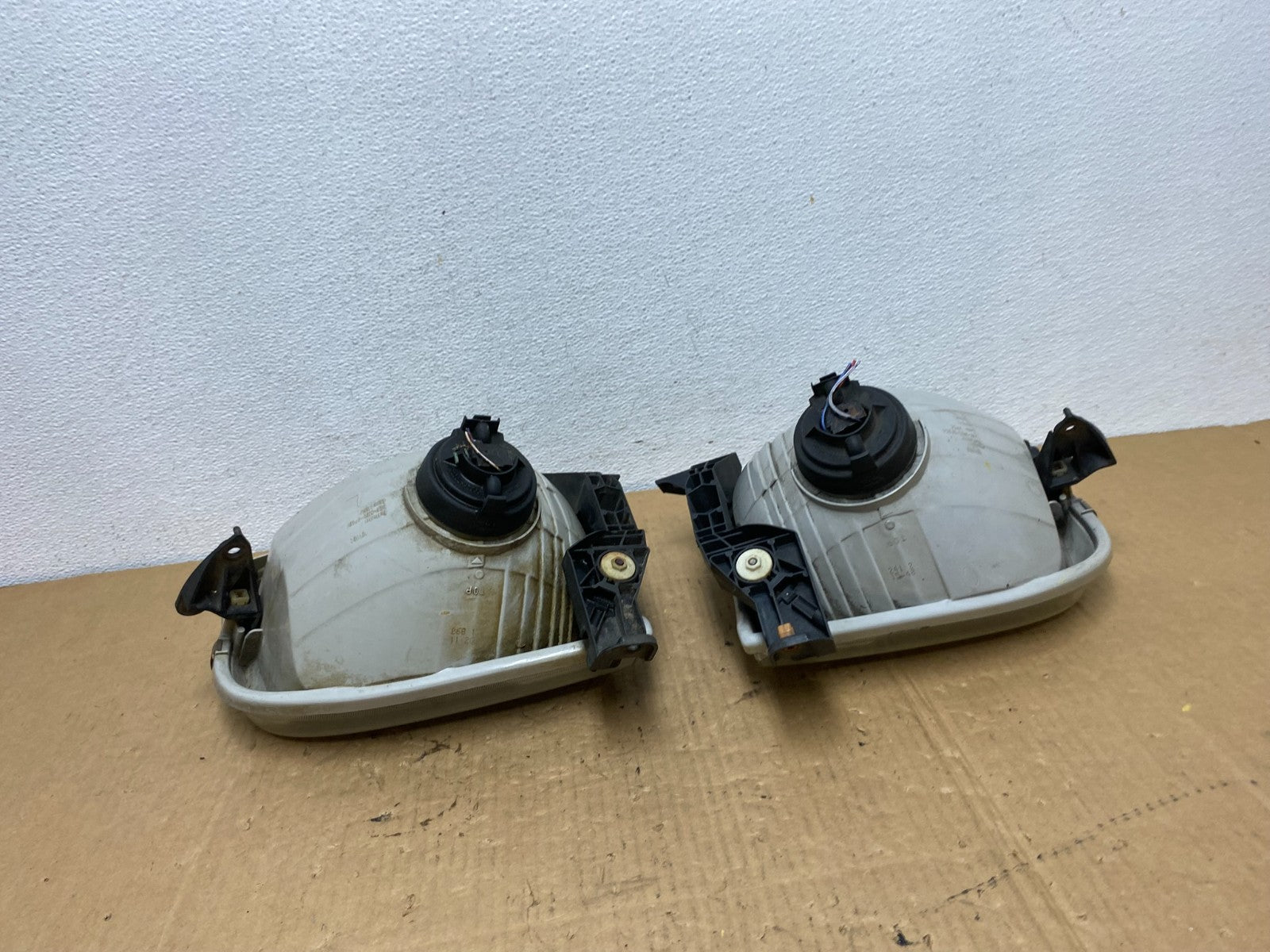 2001-2004 Toyota Sequoia Left+Right Side Halogen Headlights AC7717 DW7