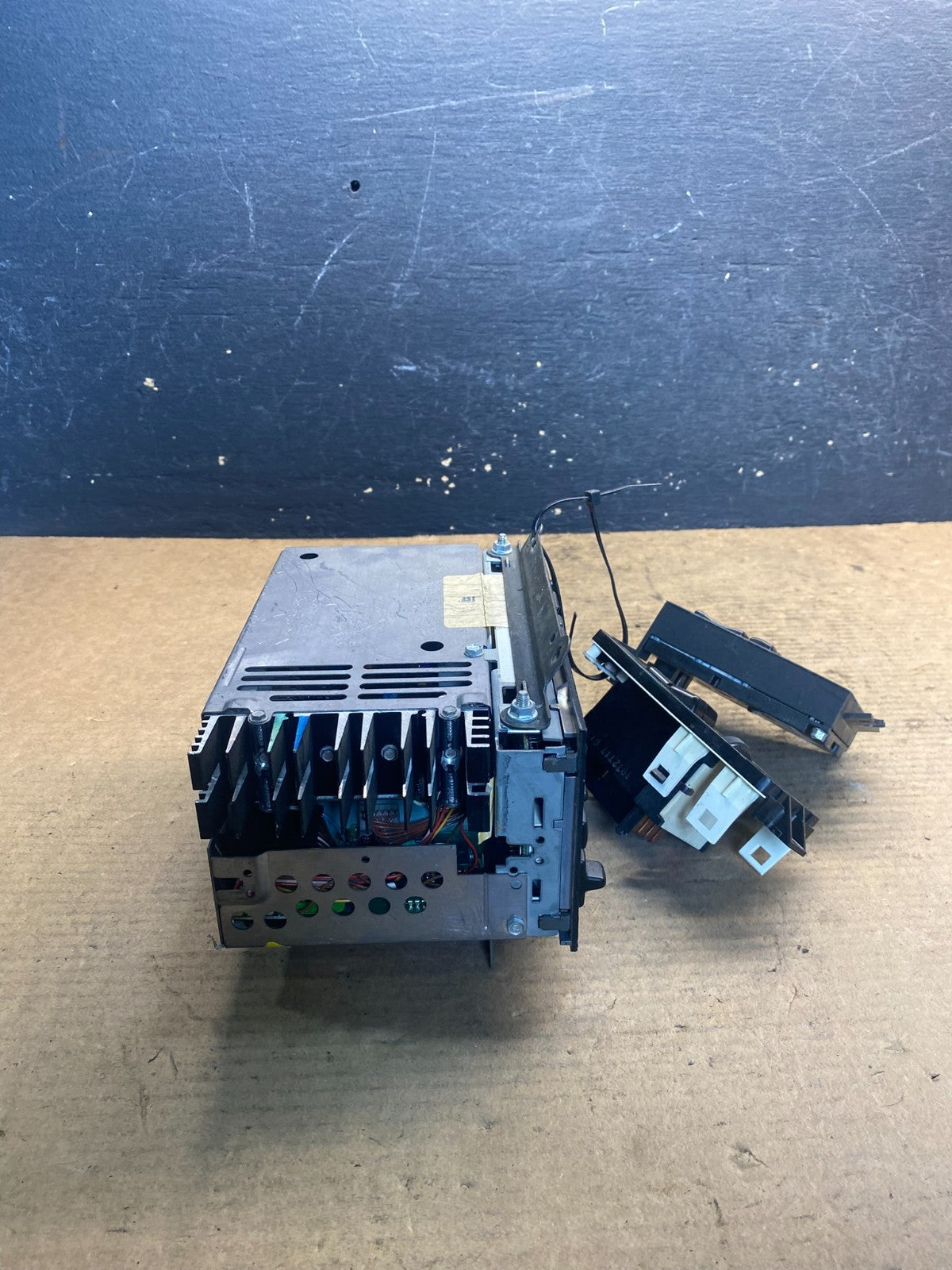 1991-1993 Oldsmobile 98 GM Car Stereo Cassette Radio OEM 16152183 AA18212