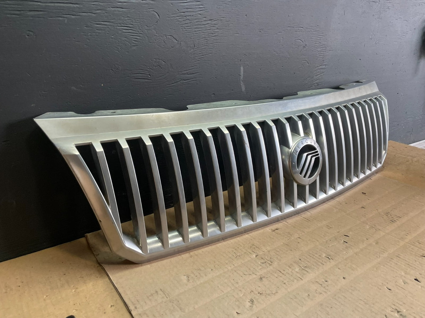2002 to 2005 Mercury Mountaineer Front Upper Grill Grille Oem AB7576 DG1