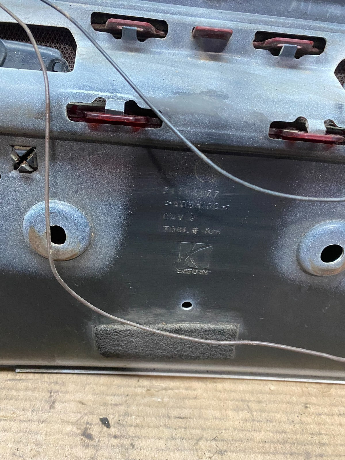 2000-2002 Saturn SL2 Sedan Center Tail Light Lid Trunk Rear Panel  V9596 DG12