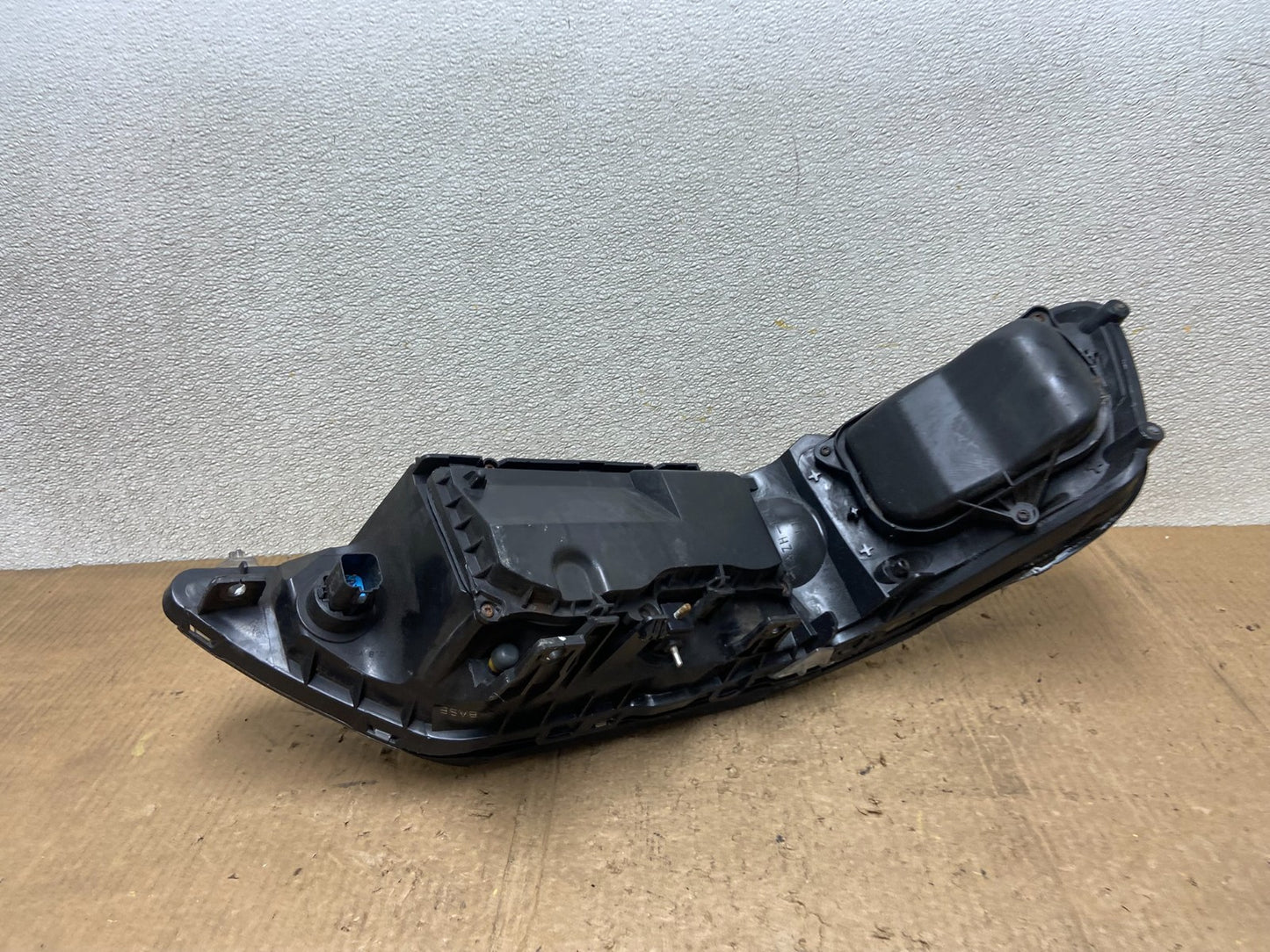 2005 to 2011 Lincoln Town Car Left Driver LH Side Headlight AA8270 DW6