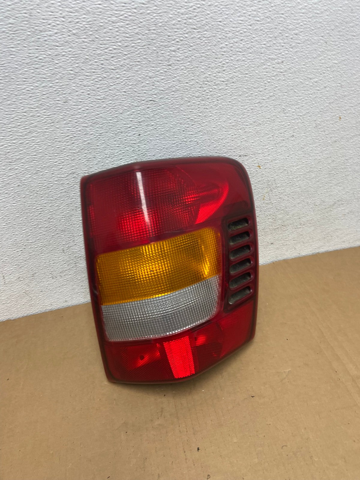 1999-2004 Jeep Grand Cherokee WJ Right Passenger Rh Tail Light AD2585 LK2