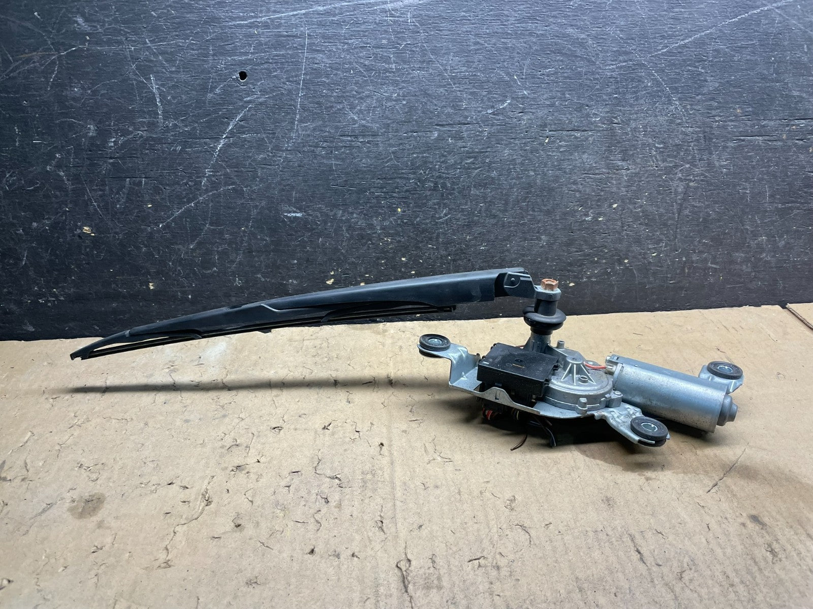 2004 to 2010 BMW X3 E83 Rear Windshield Wiper Motor OEM W7347 DG1