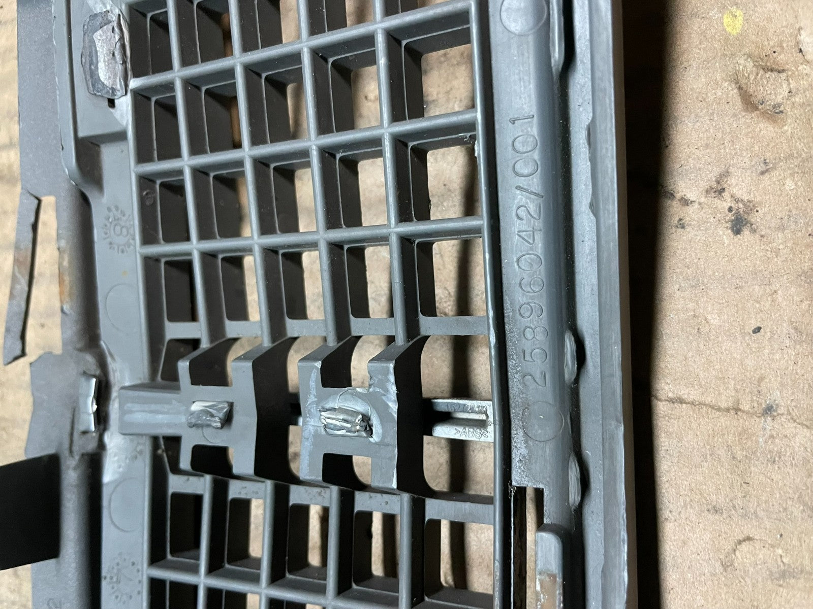 2008 to 2011 Cadillac Cts Front Lower Grill Grille OEM Y6565 DG10