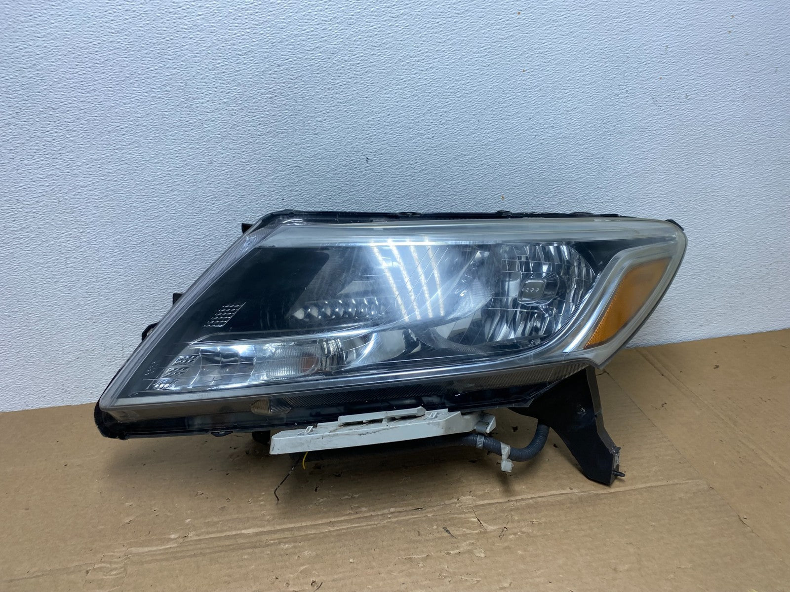 2013 - 2016 Nissan Pathfinder Left Driver LH Side Headlight Halogen AD39800