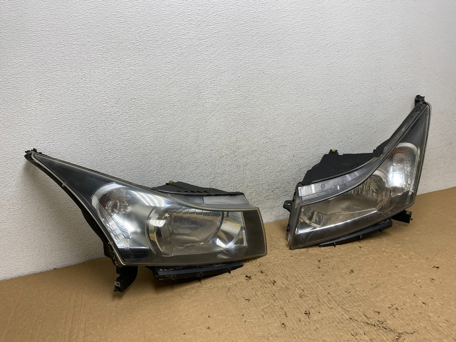 2011 to 2015 Chevrolet Cruze Halogen Left+Right Set Headlights AF8210 DW2