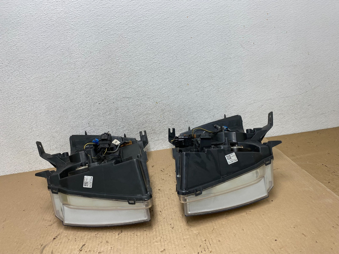 2007 to 2013 Chevrolet Suburban Tahoe Left+Right Set Headlights AE8824 DW10
