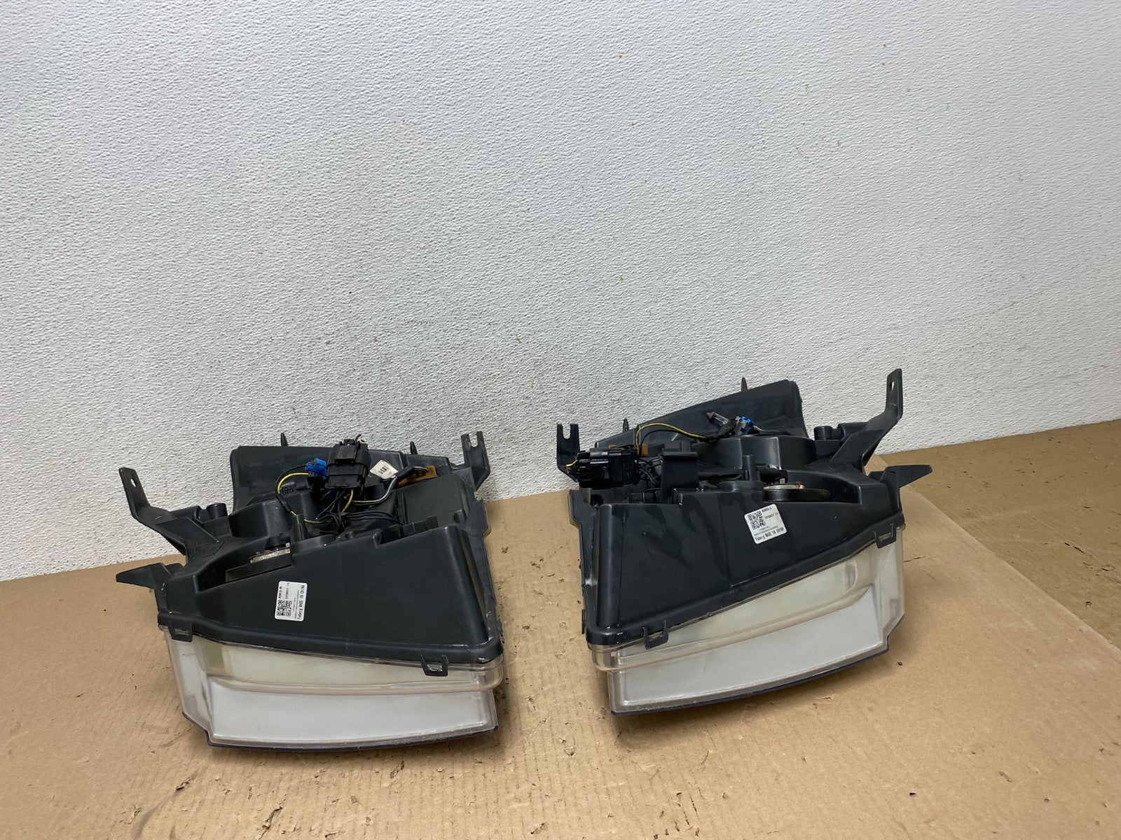 2007 to 2013 Chevrolet Suburban Tahoe Left+Right Set Headlights AE8824 DW10