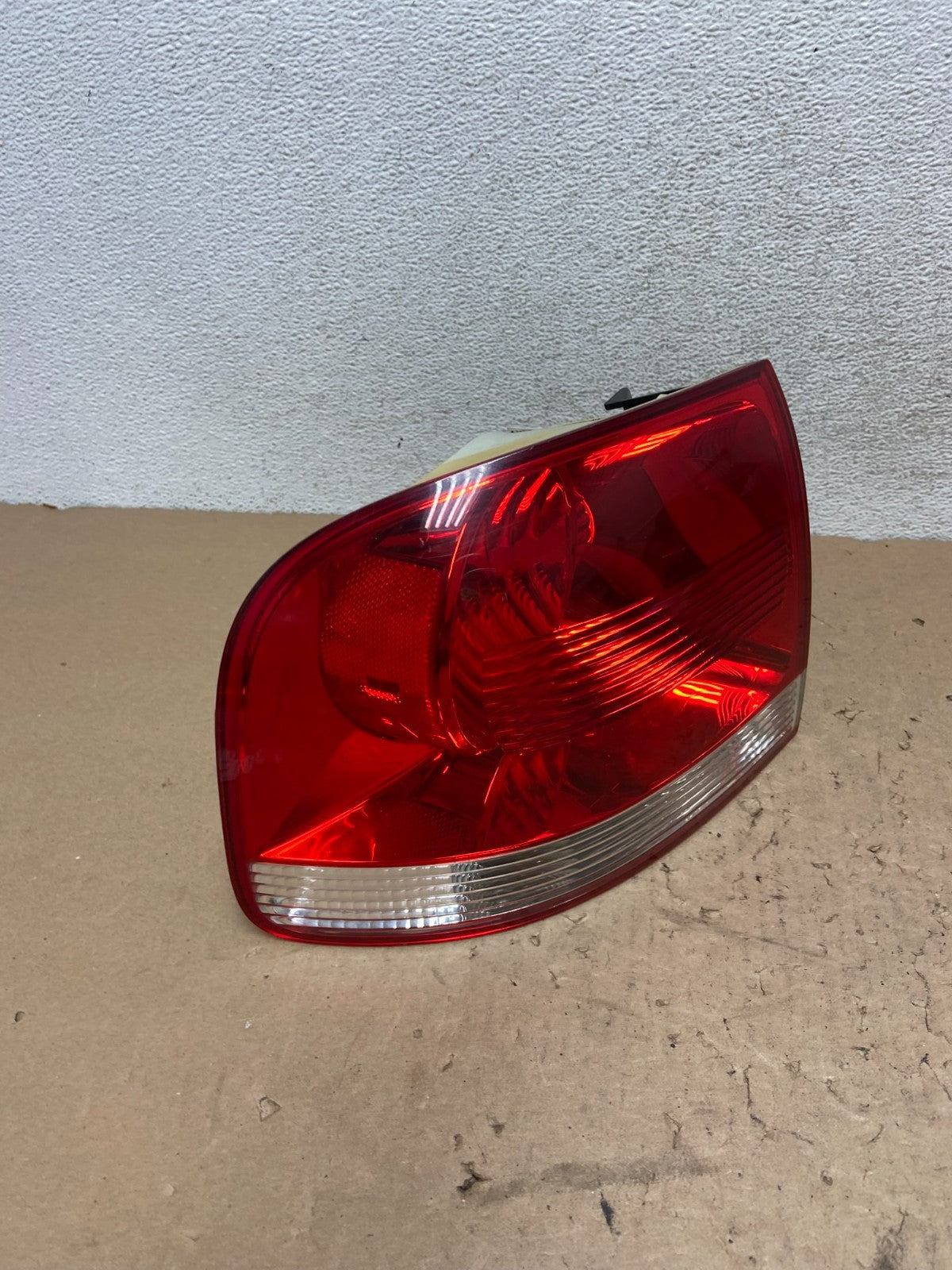 2004-2007 Volkswagen Touareg Lh Driver Left Side Tail Light AG4380 PS2