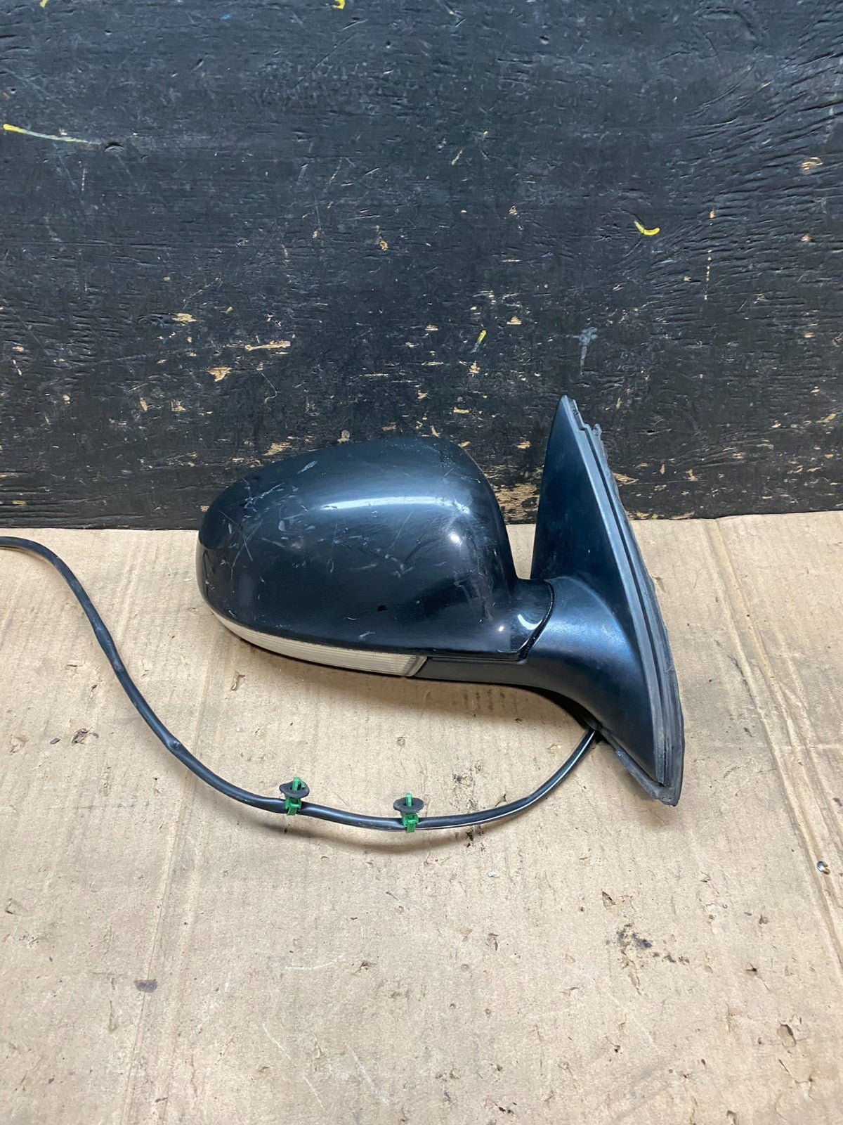 2006-2010 Volkswagen Jetta right  View Door Mirror Turn Signal OEM W2232 MS0