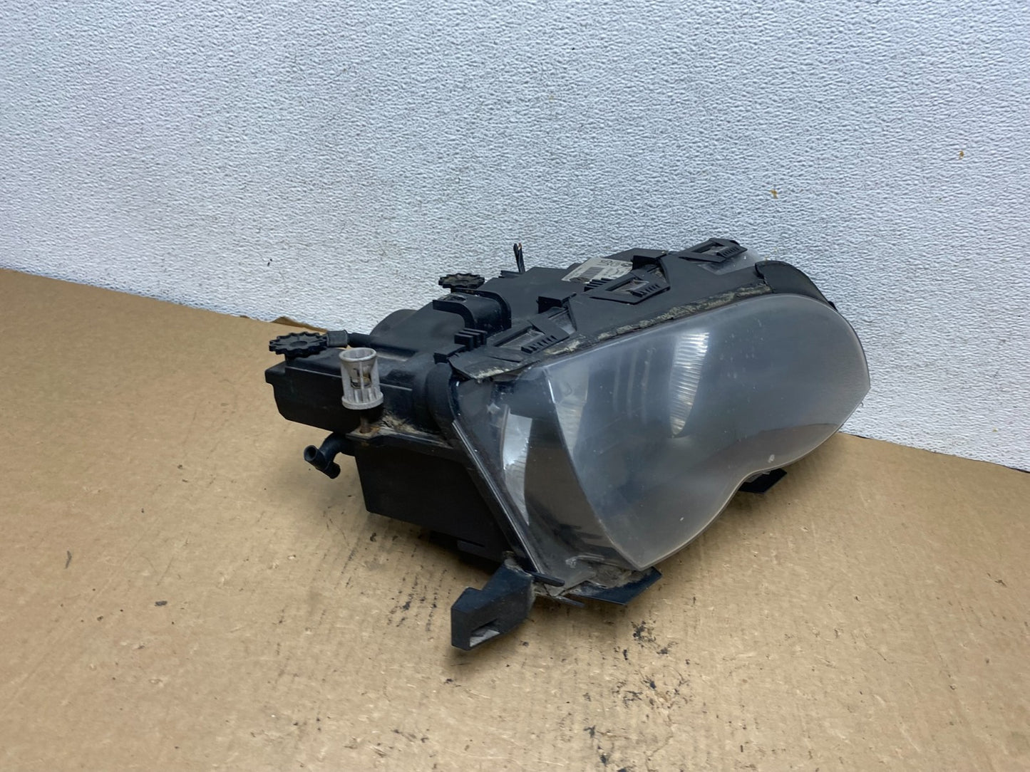 2002 to 2005 BMW 3 E46 Sedan Right Passenger RH Halogen Headlight AG2295 DW2
