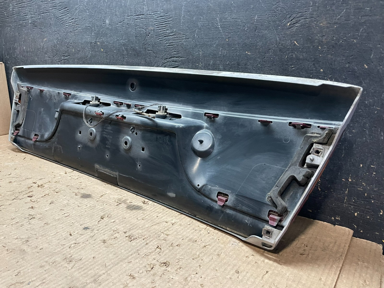 2000-2002 Saturn SL2 Sedan Center Tail Light Lid Trunk Rear Panel  Z5701 DG7